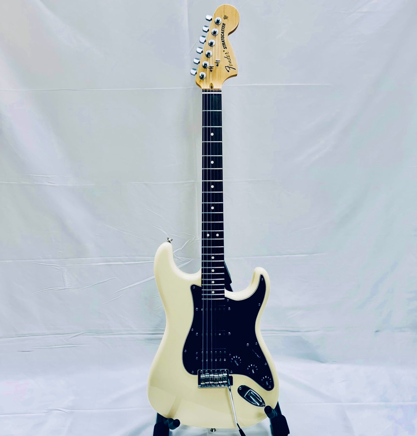 Pre-Owned Fender American Stratocaster Permofrmer HSS Vintage White - USA