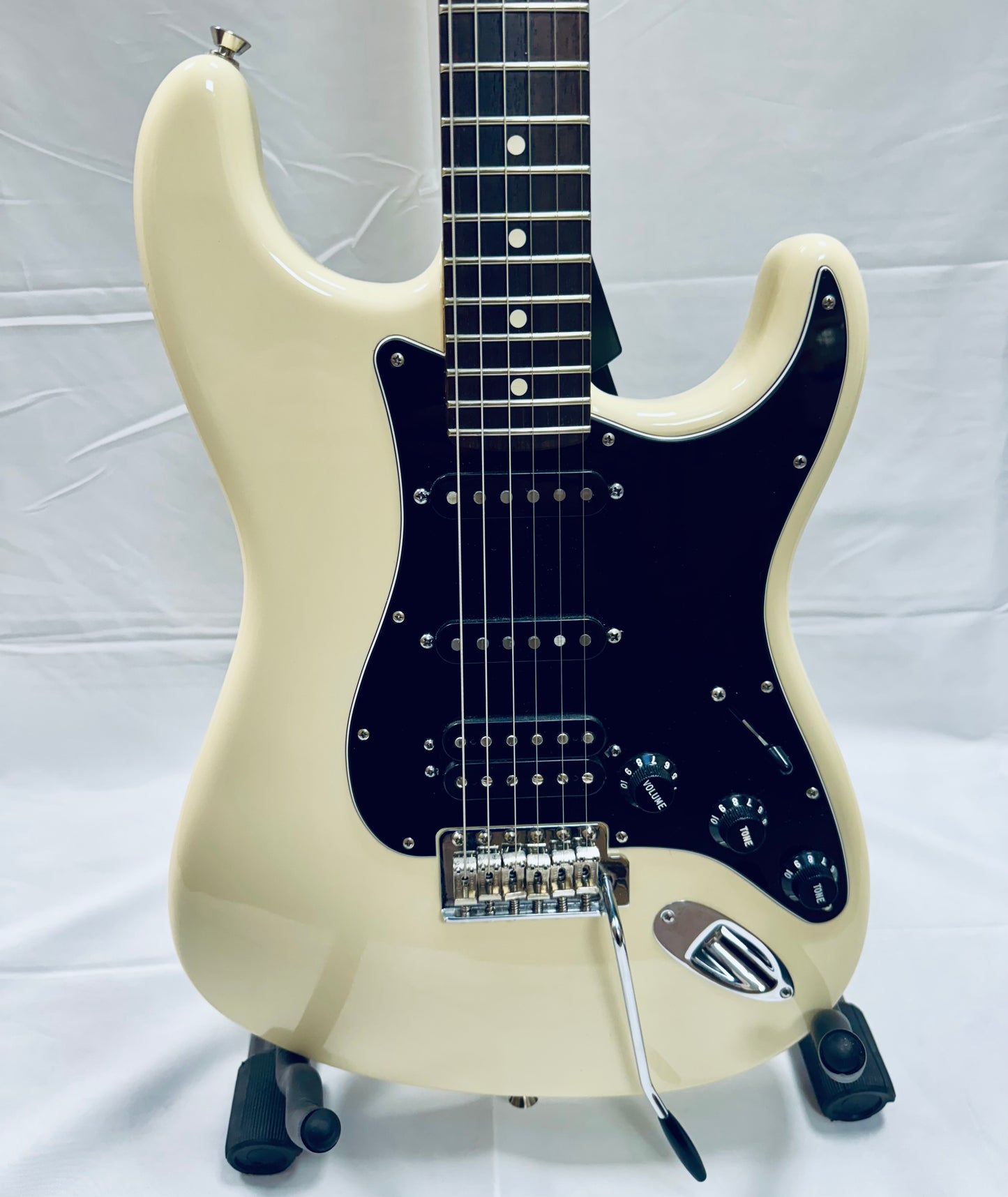 Pre-Owned Fender American Stratocaster Permofrmer HSS Vintage White - USA